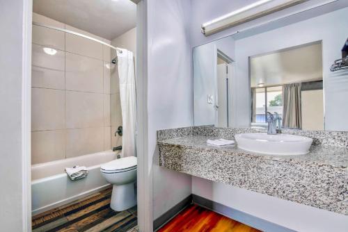 科尼尔斯科尼尔斯6号汽车旅馆的一间带水槽、卫生间和镜子的浴室
