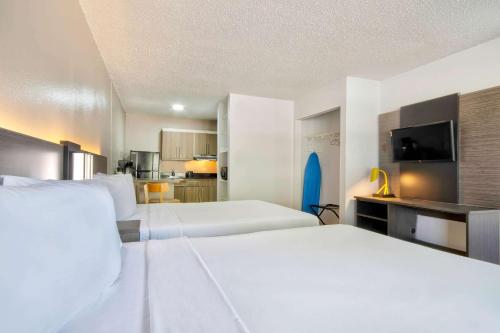 圣安东尼奥Studio 6-San Antonio, TX - Six Flags的酒店客房设有两张床和一台平面电视。