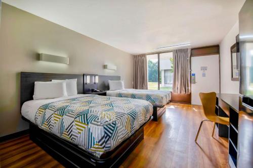 科尼尔斯科尼尔斯6号汽车旅馆的酒店客房配有两张床和一张书桌