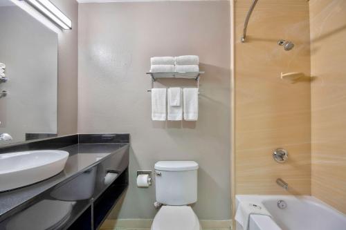 圣安东尼奥Studio 6-San Antonio, TX - Six Flags的浴室配有卫生间、盥洗盆和淋浴。