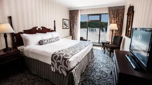 尼亚加拉瀑布Crowne Plaza Hotel-Niagara Falls/Falls View, an IHG Hotel的配有一张床和一台平面电视的酒店客房