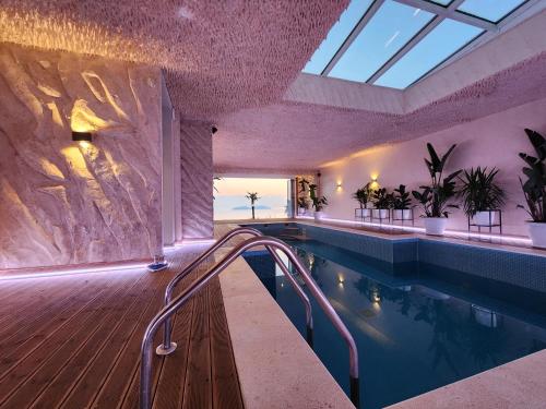伏罗拉Festim Villa Hotel的室内游泳池,带室内游泳池的别墅