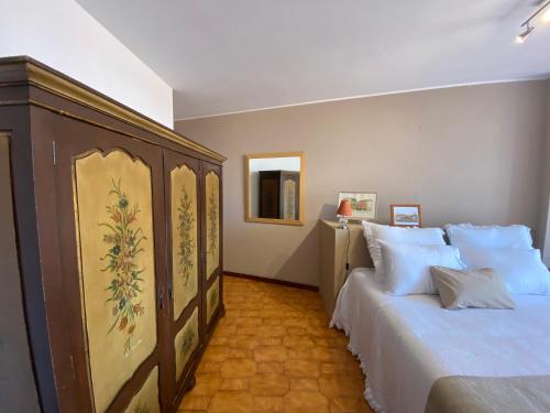 加亚新城Jardim do Morro Places的卧室配有带白色枕头的大床