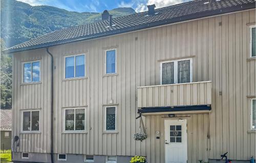 尤坎2 Bedroom Amazing Apartment In Rjukan的一个带车库的大房子