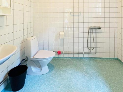 HenånHoliday home HENÅN IV的一间带卫生间和淋浴的浴室