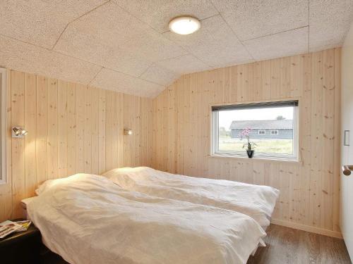 SønderbyHoliday home Sydals LXXXVI的一间卧室设有一张床和一个窗口