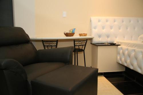 费尔南多波利斯SAFIRA MOTEL II的带沙发、桌子和柜台的客厅
