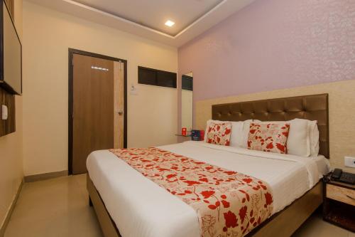 孟买Hotel Golden Nest Near Chhatrapati Shivaji International Airport的一间卧室,卧室内配有一张大床