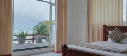 乌斯维塔克伊亚瓦Bivon Reach By Travel Corners的一间卧室设有一张床和一个大窗户
