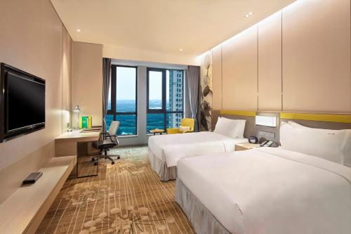 武清天津武清金泰假日酒店的酒店客房设有两张床和一台平面电视。