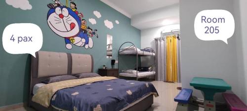 麻坡Yes Muar的卧室配有一张壁挂卡通特色的床