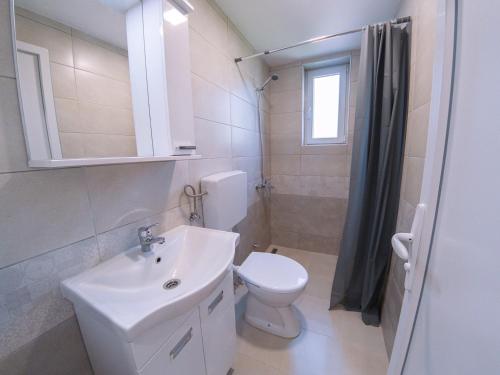 索科矿泉村Milutinn-Trešnja的白色的浴室设有水槽和卫生间。