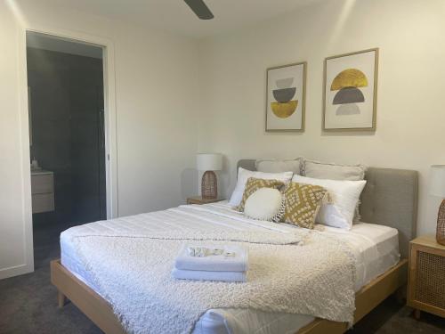 克瓦拉海滩Ranch Retreat的一间卧室配有一张床,上面有托盘