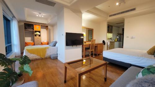 台中市行草景观公寓的客厅设有2张床和1张桌子