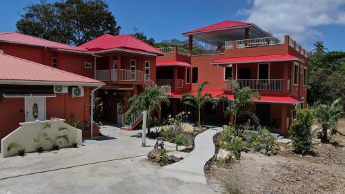 克朗角Carolina Point Resort的一群红色的房屋,有红色的屋顶
