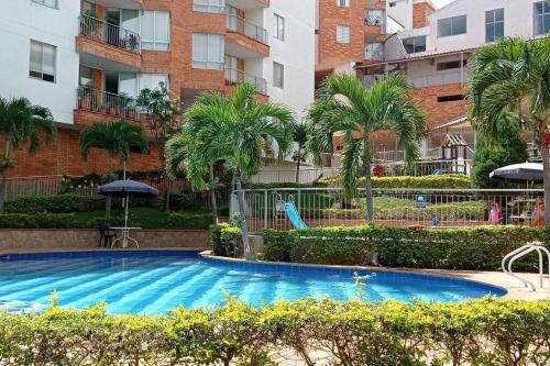 圣希尔Apartamento con maravillosa vista al río Fonce的公寓大楼前的游泳池