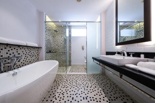 峇都丁宜孤松酒店的带浴缸、水槽和淋浴的浴室