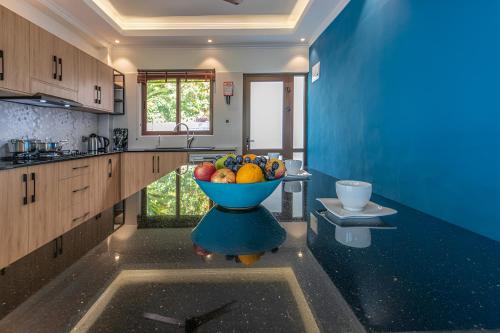 安塞奥潘美森迪阿岩旅馆的蓝色的厨房,桌上放着一碗水果
