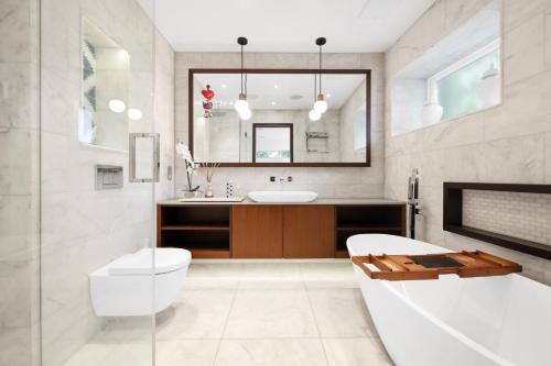 伦敦Luxury 3 Bed House by Hyde Park, Bayswater的带浴缸和盥洗盆的浴室