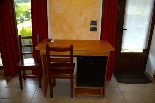 雷梅斯-诺特雷-达梅阿特米西亚旅馆的厨房配有木桌、椅子和洗碗机