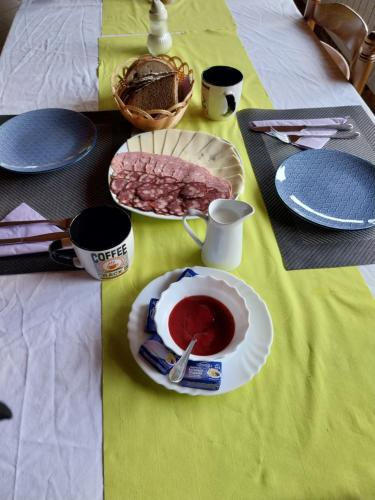 MutaGlamping hišice Orlič的桌子上放着一盘食物的桌子