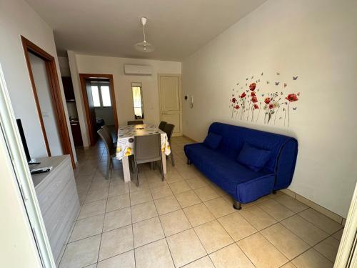 贝瓦尼亚圣彼得Appartamenti Le 2M的客厅配有蓝色的沙发和桌子