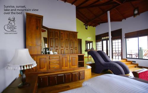 康提castle palace kandy的客房设有一张床和一张带台灯的书桌