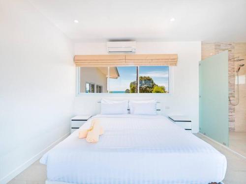 苏梅岛Villa Maviela Sea View 2 Bdr的白色卧室设有一张大白色床和窗户