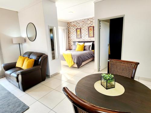 内尔斯普雷特Luxury Lowveld Apartment的客厅配有桌子和床。