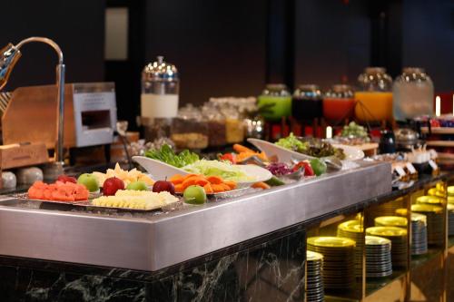 曼谷Klub Hotel Bangkok的包含多种不同食物的自助餐