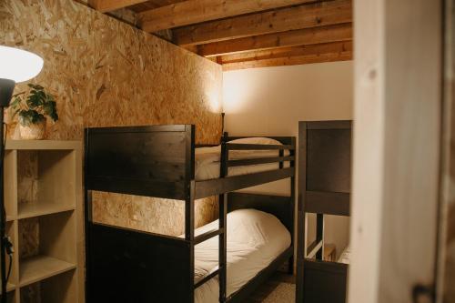 圣布里厄Grand loft avec Jacuzzi et Home Cinema的一间卧室配有两张双层床。