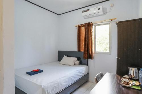 MapangetPAS Residence Sam Ratulangi Airport Mitra RedDoorz的一间小卧室,配有床和窗户