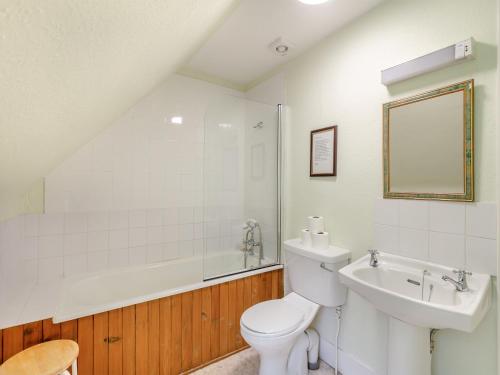 Inverey米尔代洛克小屋的浴室配有卫生间、盥洗盆和淋浴。