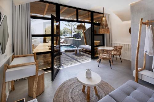 佩里沃罗Oscar Beachfront Suites - Adults Only的客厅配有沙发和桌子