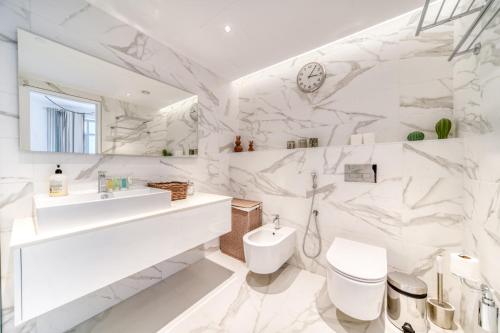 迪拜Fairfield Tower, Park Island, Dubai Marina - Mint Stay的白色的浴室设有水槽和卫生间。