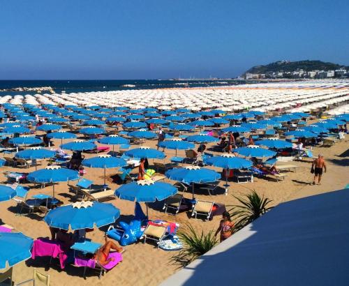 卡托利卡哈米尔陶恩酒店的一片蓝伞海滩,海滩上的人