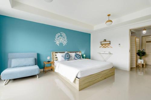 邦涛海滩特陶住宿加早餐旅馆的一间卧室设有一张床和蓝色的墙壁