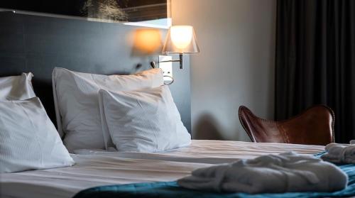 松兹瓦尔松兹瓦尔品质酒店的一间卧室配有带白色床单和枕头的床。