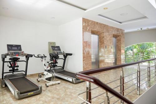 Long ThànhKhang Thịnh Hotel Long Thành的健身房设有2台跑步机和2辆健身自行车