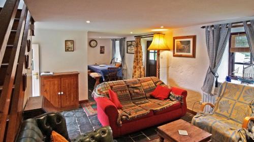 LickowenThe Old Stone Cottage的客厅配有沙发和桌子