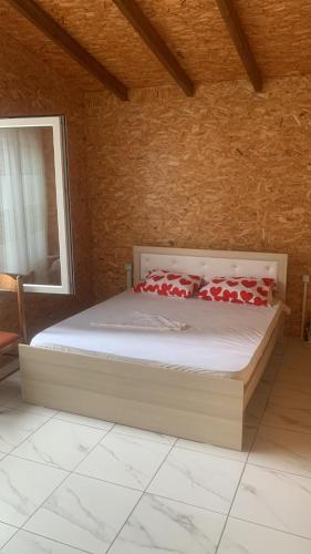 博尔什Shtepi pushimi Ajla的一间卧室配有一张带红色枕头的床
