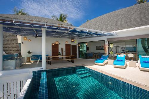 苏梅岛Villa La Moon Chaweng Noi 4BR的一个带游泳池和庭院的别墅