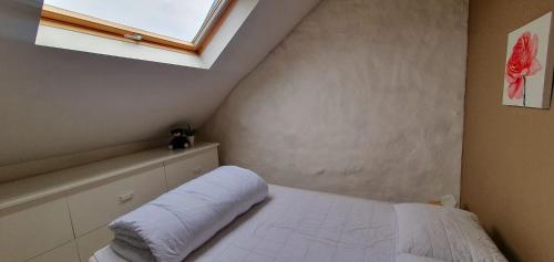 CustinneLa Maison du Sabotier的卧室配有白色的床和窗户