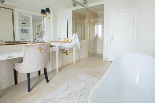 RadziejówArkadia的白色的浴室设有水槽和椅子
