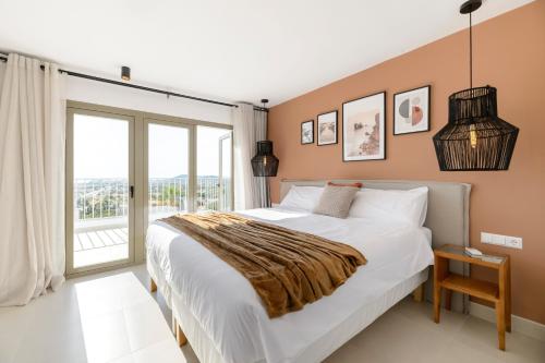塞斯派瑟斯Villa Maria - Luxury Getaway的一间卧室设有一张大床和一个大窗户