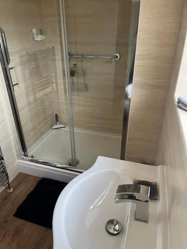 Weston SubedgeChurch View的浴室配有白色水槽和淋浴。