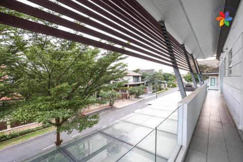 梳邦再也Private Studio in Bungalow by LilyandLoft的阳台享有玻璃地板的建筑景致。