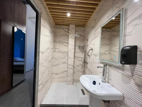 塞凡Port Ayas Resort & Restaurants的白色的浴室设有水槽和淋浴。
