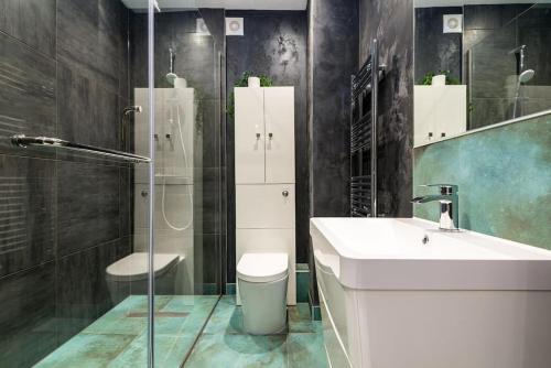 吉林汉姆Luxury Apartments in Gillingham的一间带水槽、卫生间和淋浴的浴室