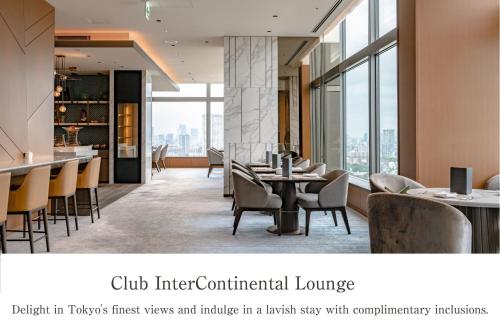 东京东京品川诗颖洲际酒店的餐厅设有桌椅和窗户。